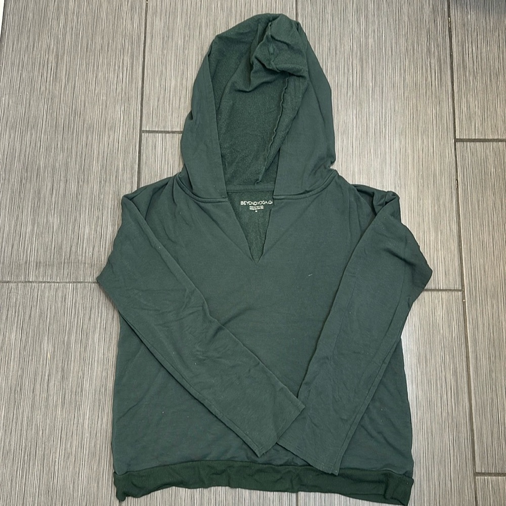 Beyond Yoga cross back v neck hooded pullover sweatshirt green EUC size M hoodie